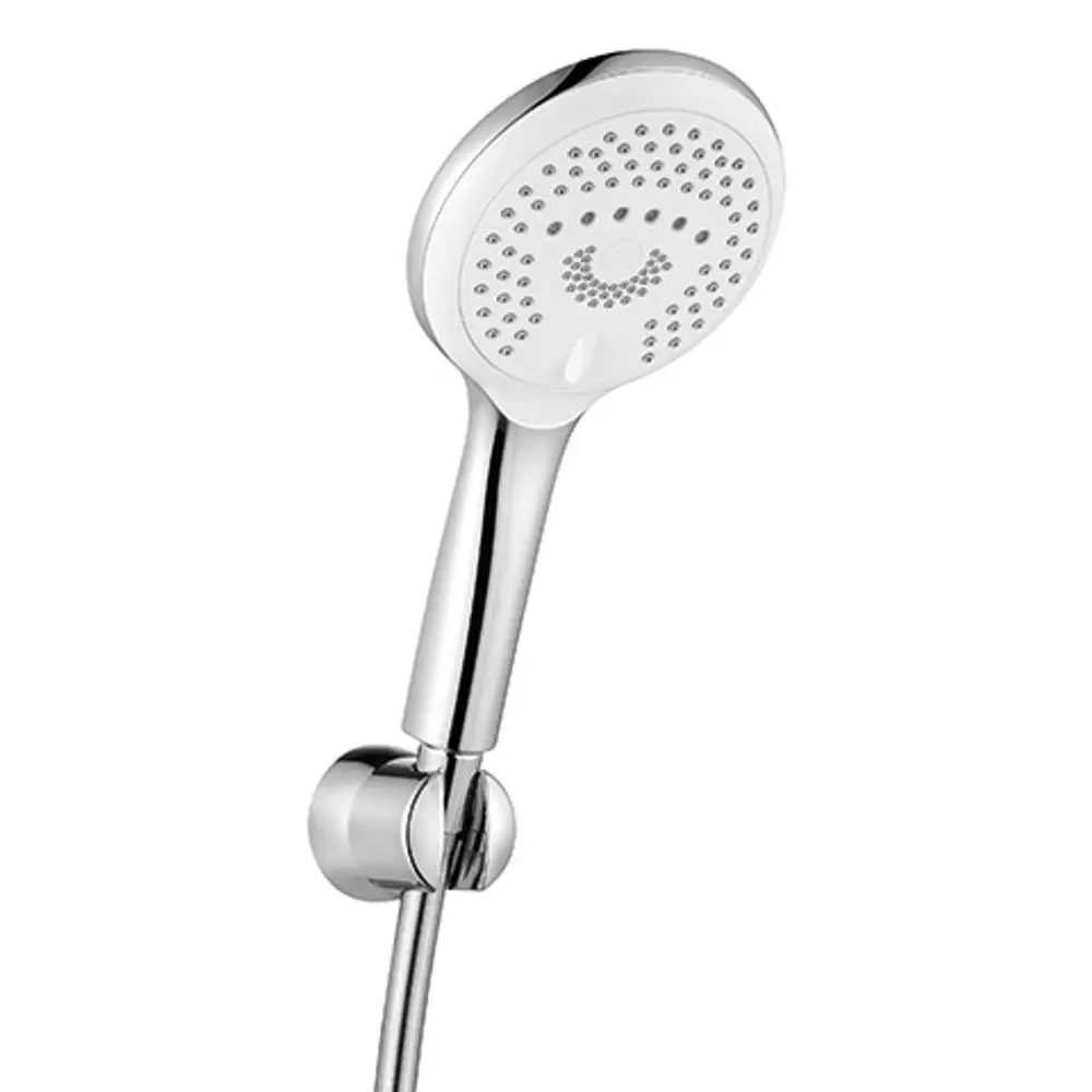 Chrome Duschkopf von Kludi mit Handbrause und Schlauch, an einer Wandhalterung montiert. Rundes Design mit mehreren Sprühdüsen auf der Vorderseite.